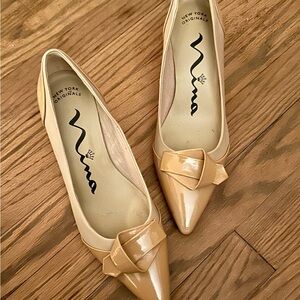 Nina brand leather and patent leather pump, USA size 8 1/2/ European size 39.